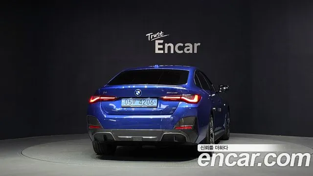 BMW i4 — Фото автомобиля 4