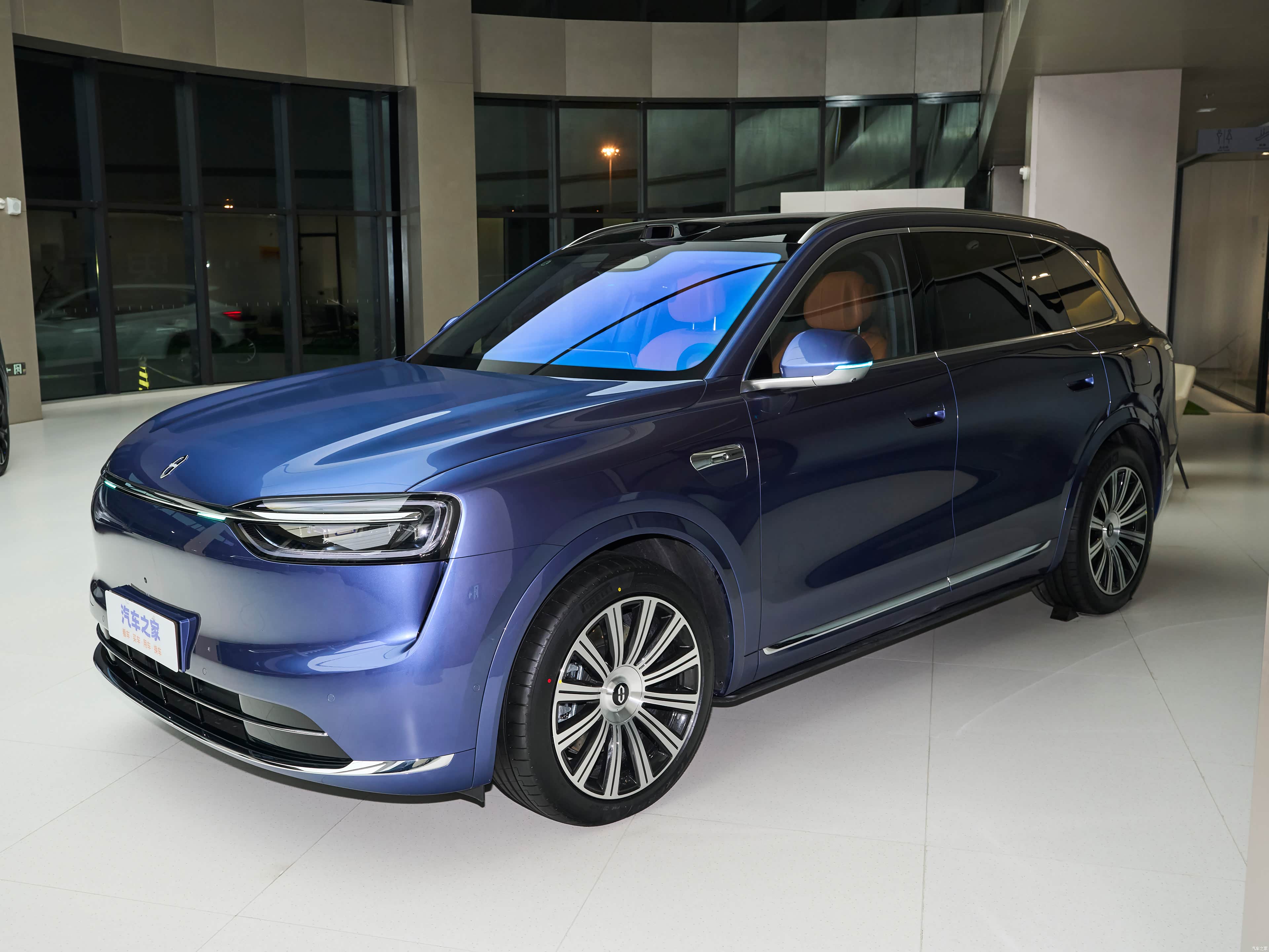 AITO M7 EREV Ultra 6 seats 4wd — Фото автомобиля 4