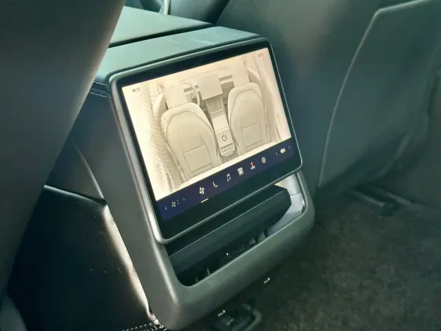 Tesla Model 3 — Фото автомобиля 13