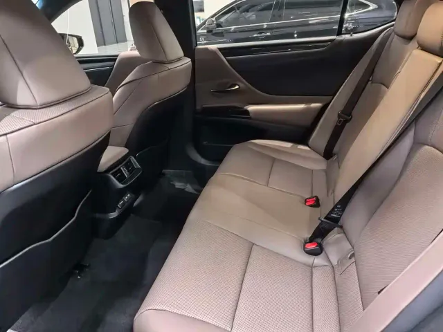 Lexus ES — Фото автомобиля 8