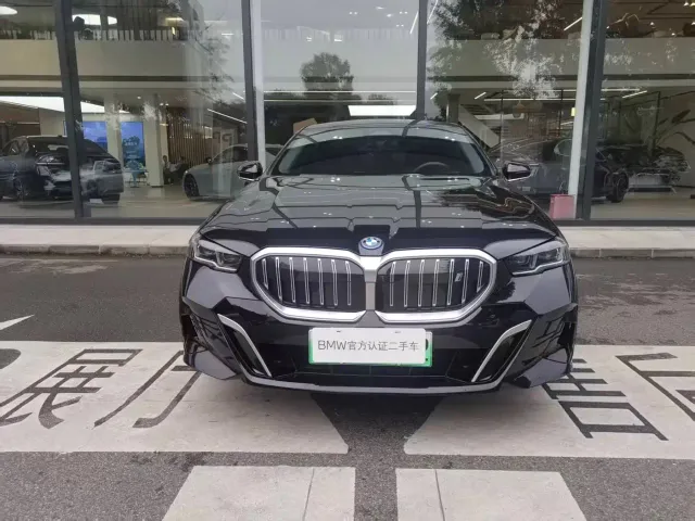 BMW i5 — Фото автомобиля 2