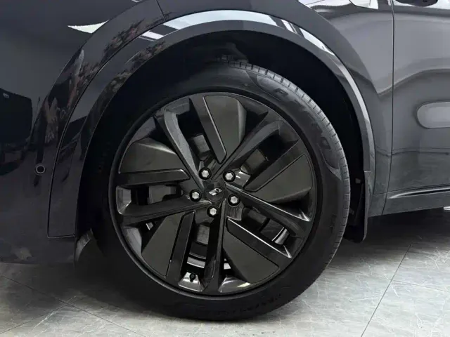 Li Auto L8 — Фото автомобиля 3