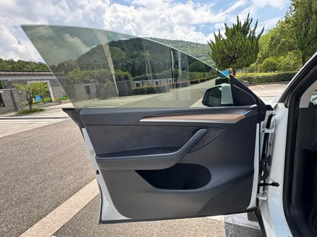 Tesla Model Y — Фото автомобиля 12