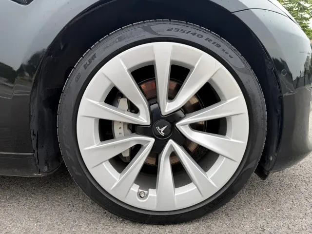 Tesla Model 3 — Фото автомобиля 22