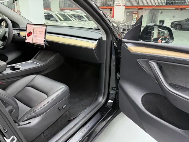 Tesla Model Y — Фото автомобиля 20
