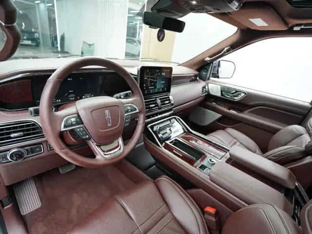 Lincoln Navigator — Фото автомобиля 3