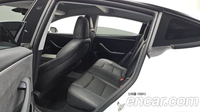 Tesla Model 3 — Фото автомобиля 12