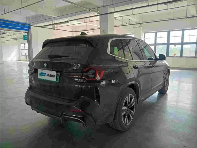 BMW iX3 — Фото автомобиля 6
