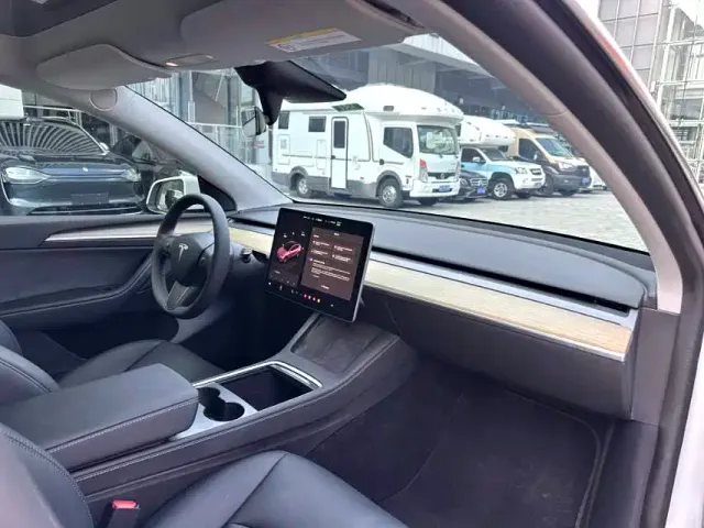 Tesla Model Y — Фото автомобиля 5