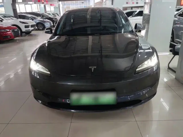 Tesla Model 3 — Фото автомобиля 2