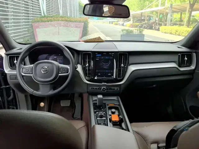 Volvo XC60 — Фото автомобиля 9