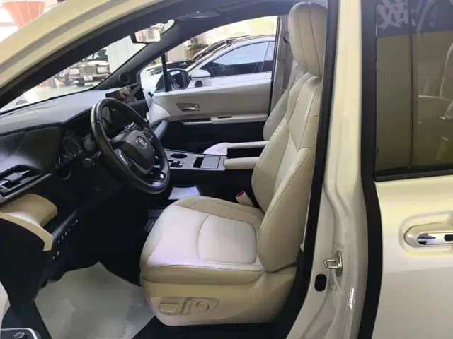 Toyota Sienna — Фото автомобиля 14