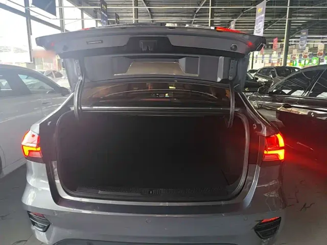Roewe i5 — Фото автомобиля 18
