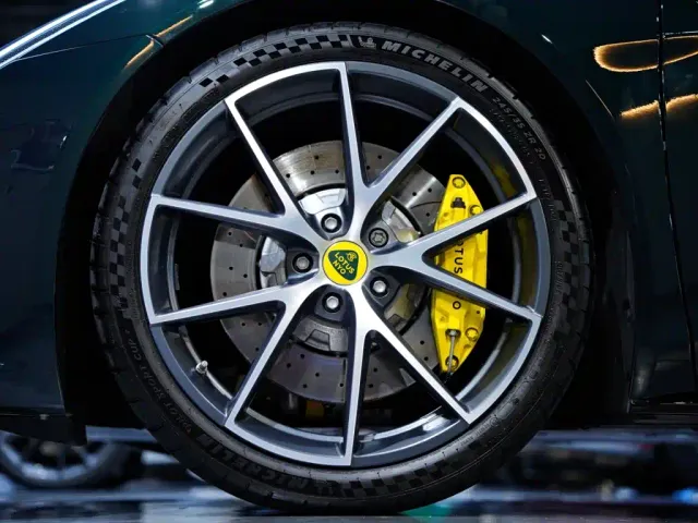 Lotus Emira — Фото автомобиля 3