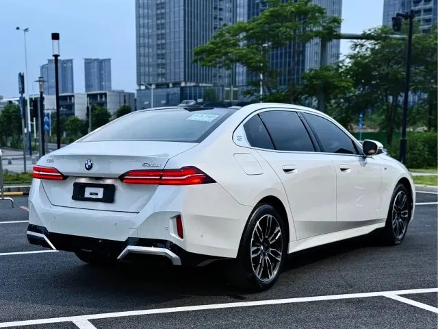 BMW 5 Series — Фото автомобиля 7