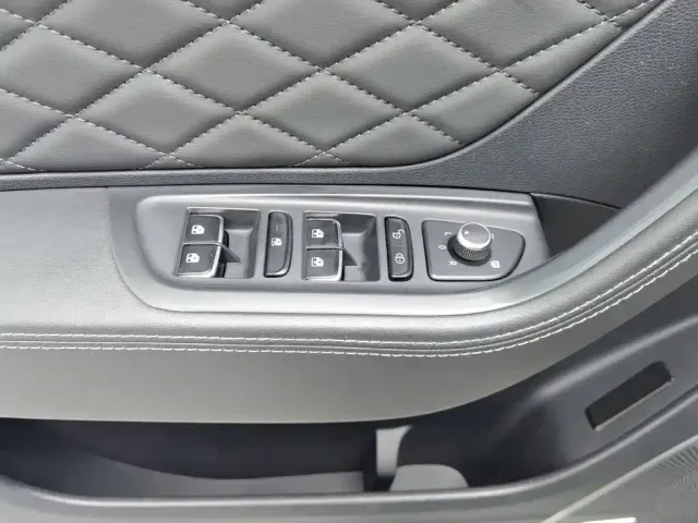 Hongqi Hongqi HS7 2022 2.0T DCT 2WD ZhiLian QiXiang Edition 5-seater — Фото автомобиля 9