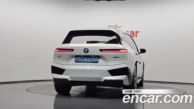 BMW iX — Фото автомобиля 4