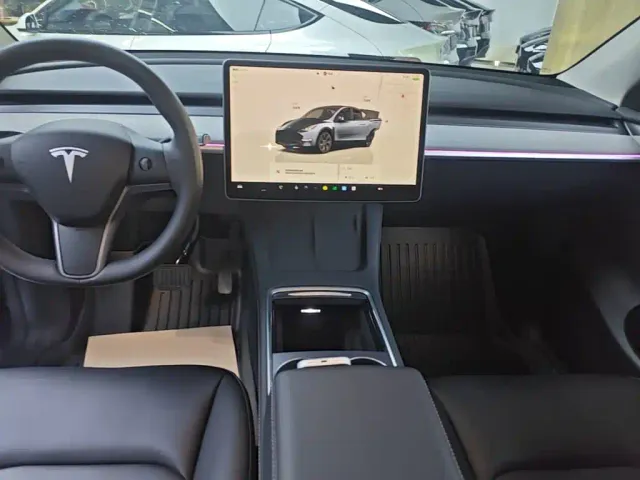 Tesla Model Y — Фото автомобиля 12