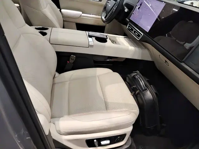 Li Auto L8 — Фото автомобиля 24