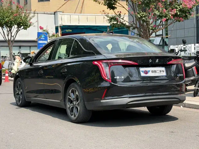 Hongqi E-QM5 — Фото автомобиля 4