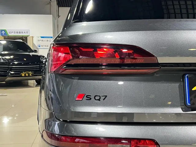 Audi SQ7 — Фото автомобиля 9