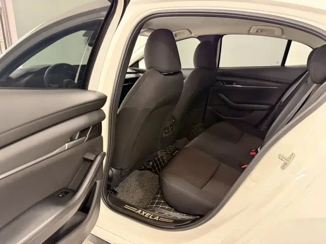 Mazda Axela — Фото автомобиля 10