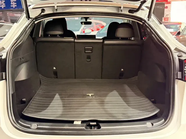Tesla Model Y — Фото автомобиля 10