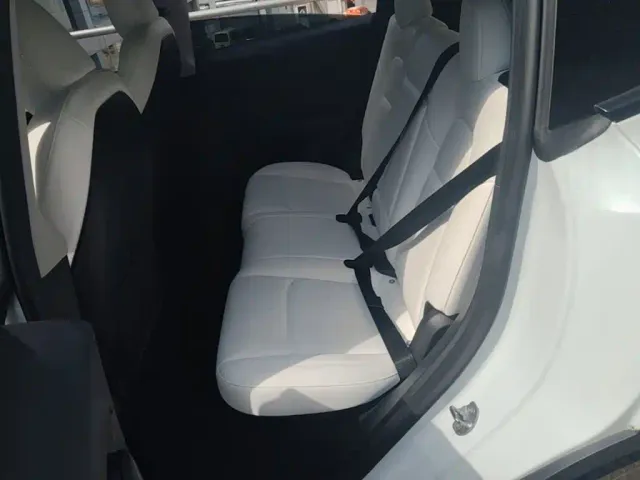 Tesla Model Y — Фото автомобиля 16