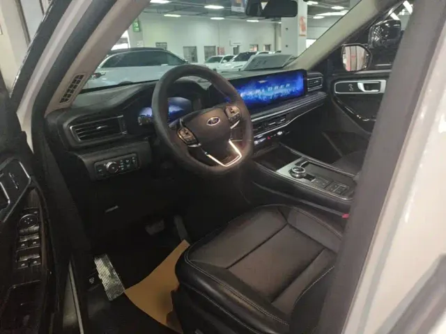 Ford Explorer — Фото автомобиля 14