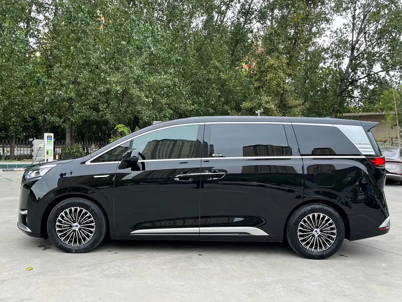 Denza Denza D9 2025 DM-i Smart Drive Edition 1020 AWD Premium — Фото автомобиля 8