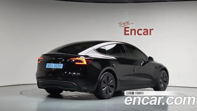 Tesla Model 3 — Фото автомобиля 2