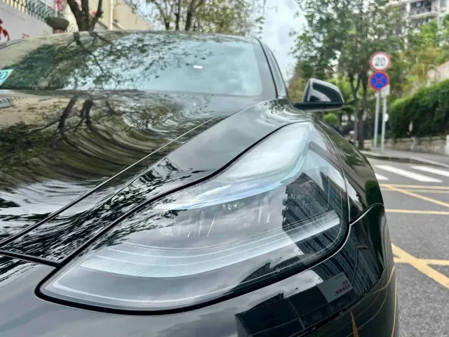 Tesla Model 3 — Фото автомобиля 4
