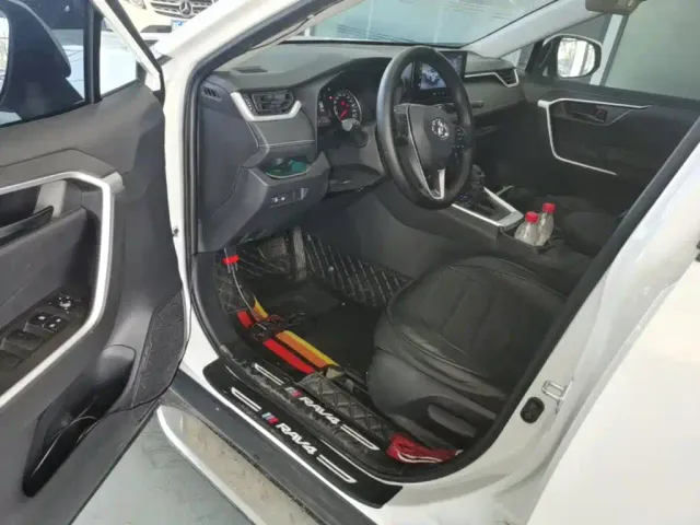 Toyota RAV4 — Фото автомобиля 15