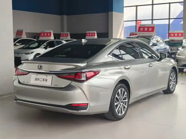 Lexus ES — Фото автомобиля 5