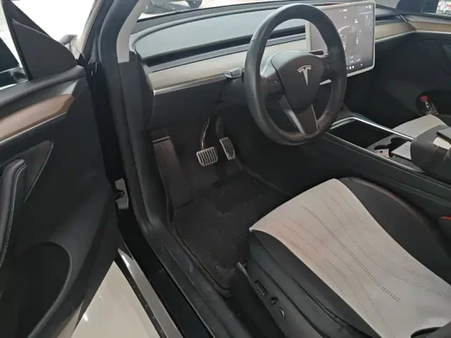 Tesla Model Y — Фото автомобиля 14