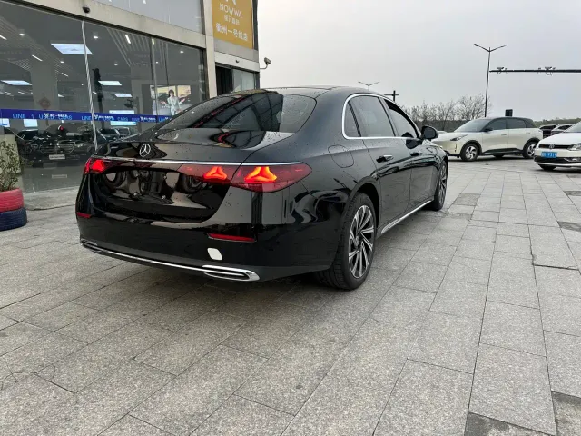 Mercedes-Benz E-Class — Фото автомобиля 4