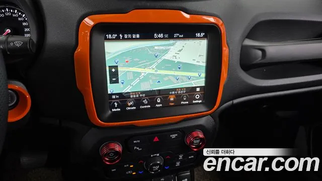Jeep Renegade — Фото автомобиля 13