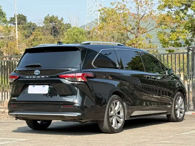 Toyota Sienna — Фото автомобиля 23