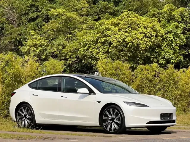 Tesla Model 3 — Фото автомобиля 3
