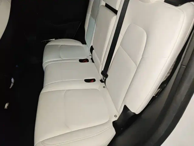 Tesla Model Y — Фото автомобиля 18