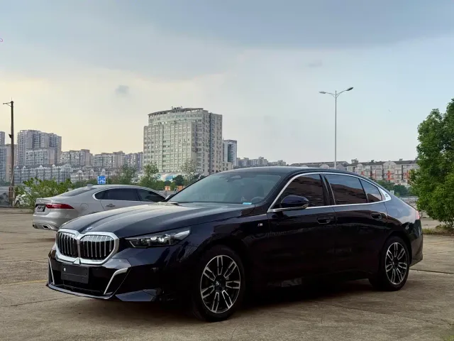 Фотография автомобиля — BMW 5 Series