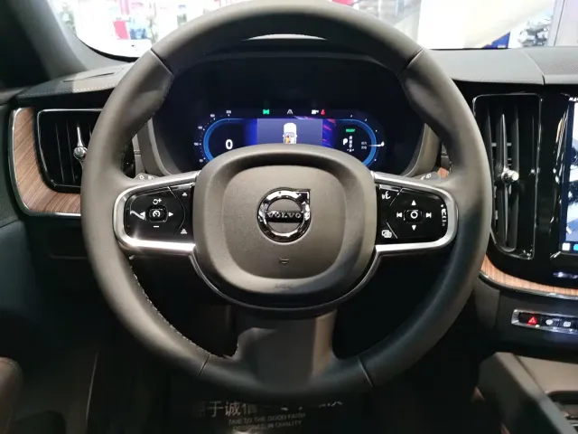 Volvo XC60 — Фото автомобиля 6