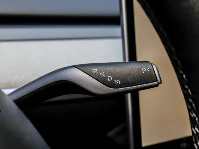 Tesla Model Y — Фото автомобиля 16