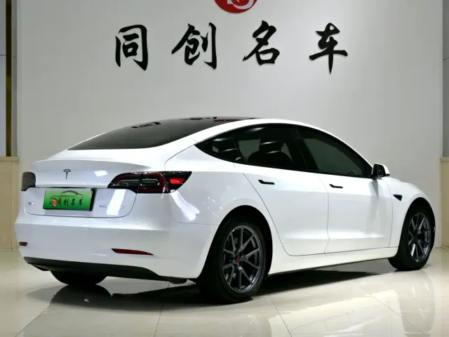 Tesla Model 3 — Фото автомобиля 6