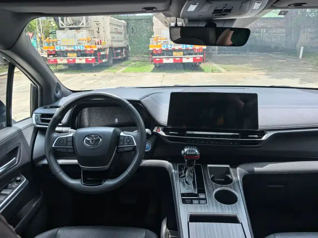 Toyota Sienna — Фото автомобиля 9