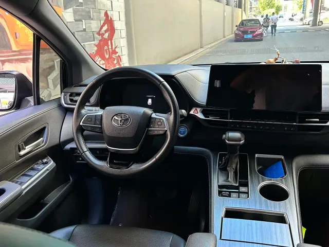 Toyota Sienna — Фото автомобиля 8