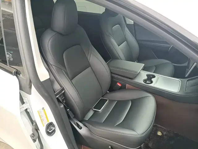 Tesla Model Y — Фото автомобиля 24