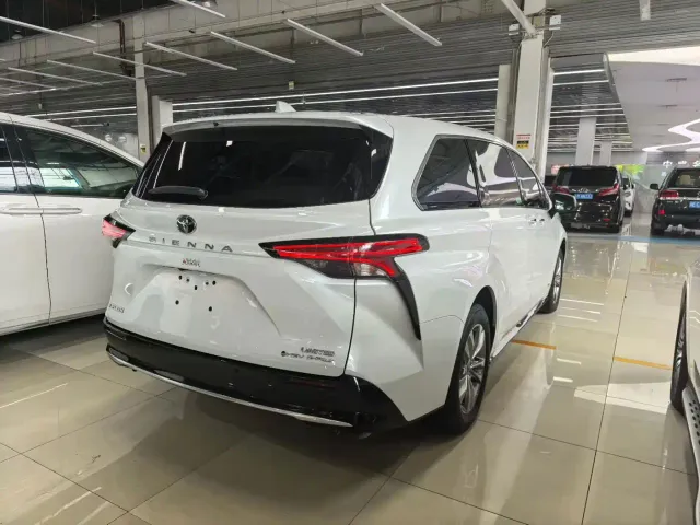 Toyota Sienna — Фото автомобиля 9