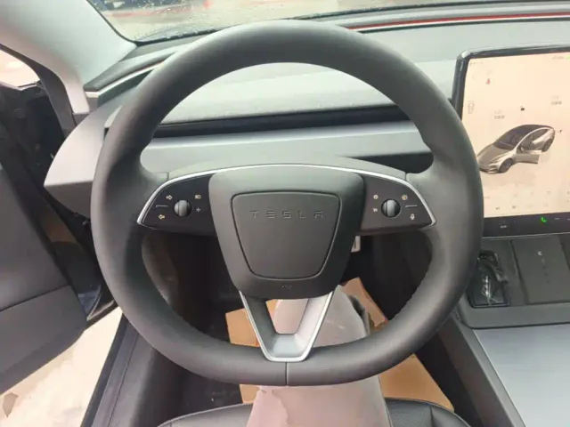 Tesla Model 3 — Фото автомобиля 10