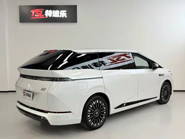 Xpeng X9 — Фото автомобиля 18
